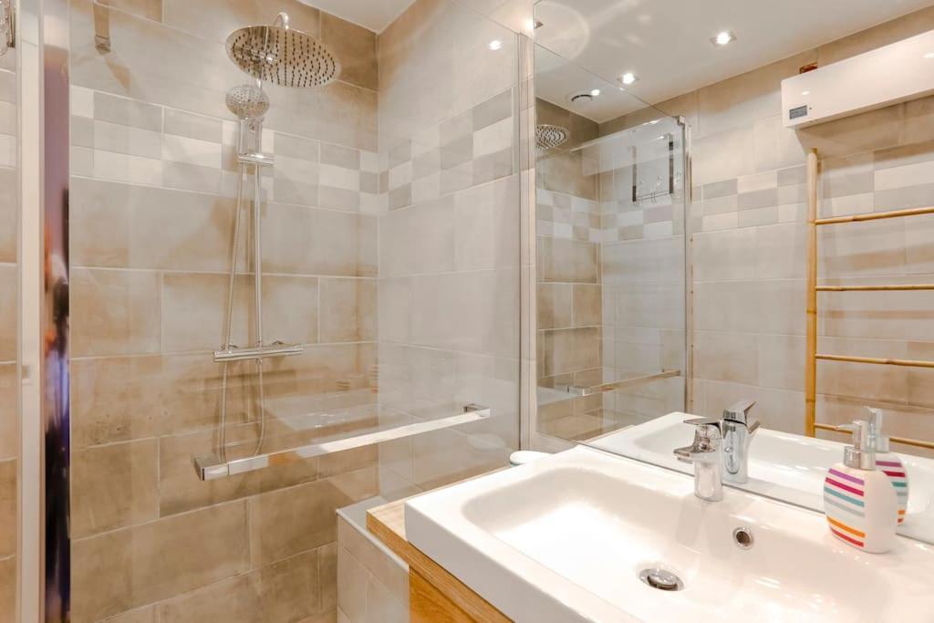 French Riviera 1 Bedroom On The Beach Facing Cannes Теуль-сюр-Мер Экстерьер фото