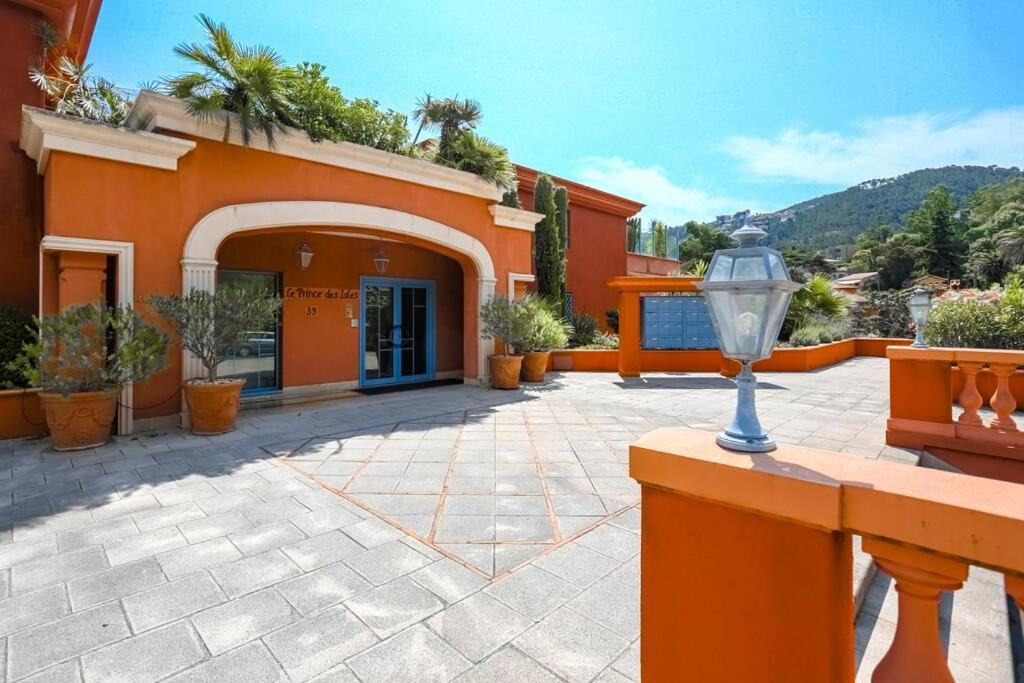 French Riviera 1 Bedroom On The Beach Facing Cannes Теуль-сюр-Мер Экстерьер фото